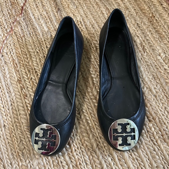 TORY BURCH WOMEN'S BLACK LEATHER LOGO BALLET FLATS SHOES 9 - Picture 2 of 11